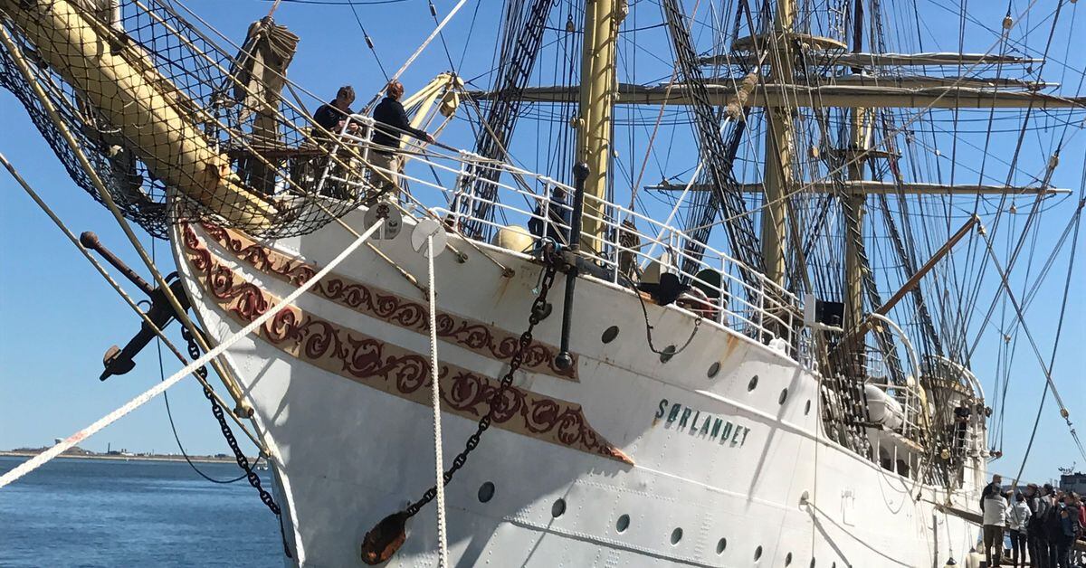 World's oldest operating tall ship sails into Boston