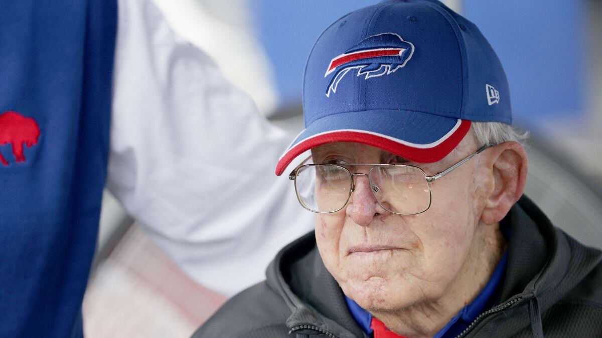 Buddy Ryan, NFL coach and defensive mastermind, dies at 82