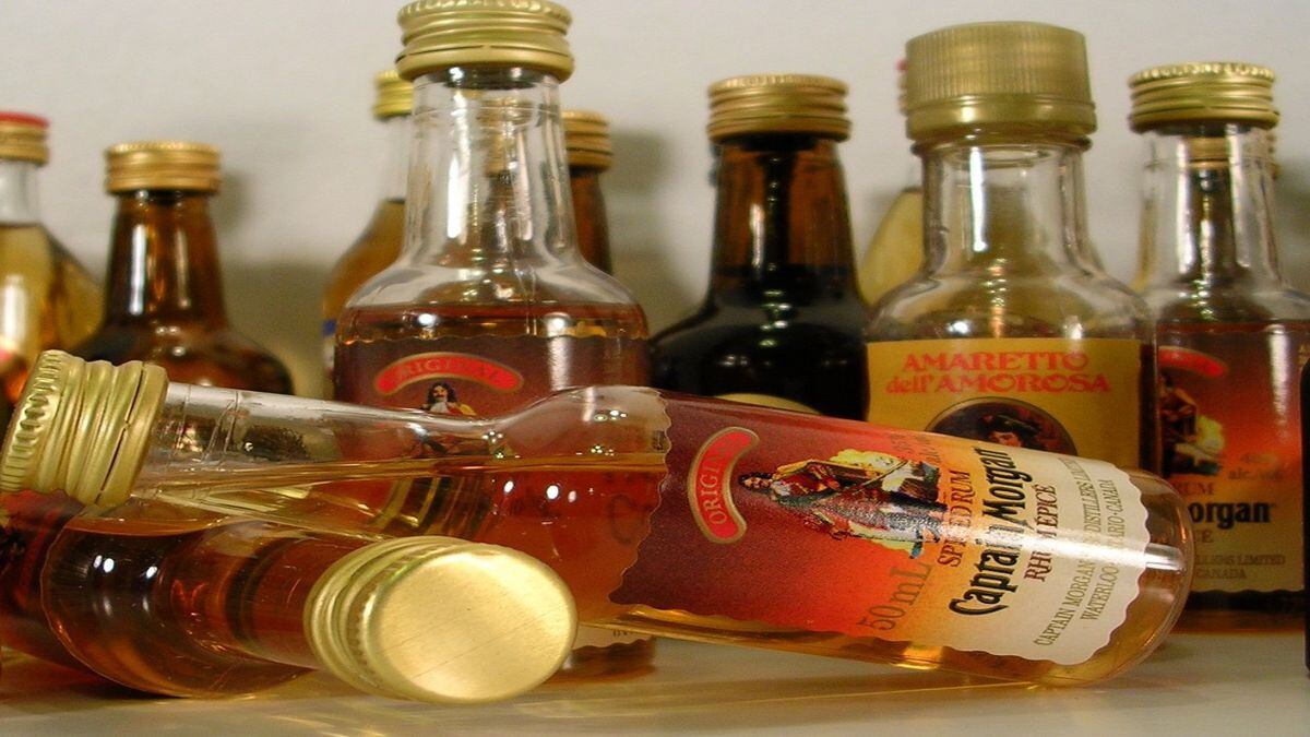 Flight attendant accused of stealing, reselling airline liquor bottles