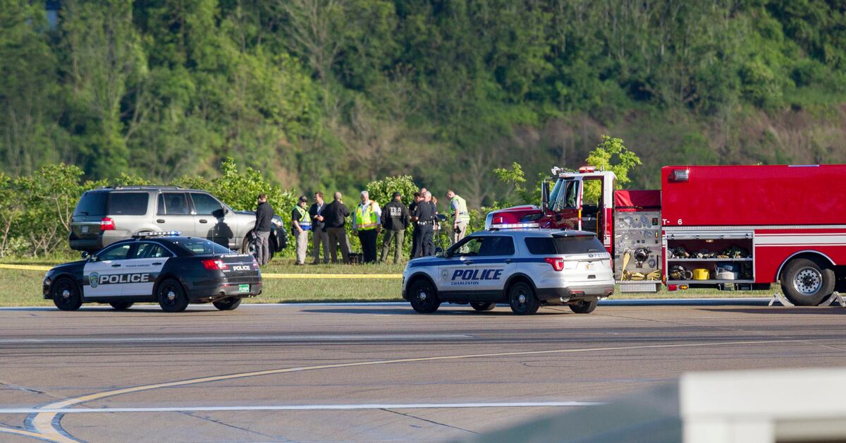 2 killed when cargo plane crashes while approaching West Virginia airport